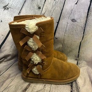 Koolaburra by UGG Chestnut Victoria Tall Bow Boots Womens Size 9 Tan 1015875 GUC
